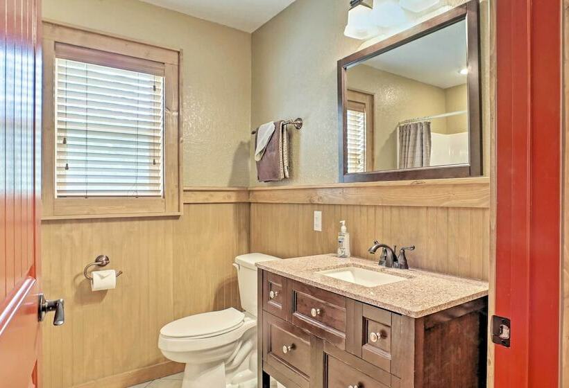 Guntersville Cabin W/ Fire Pit & Covered Porch