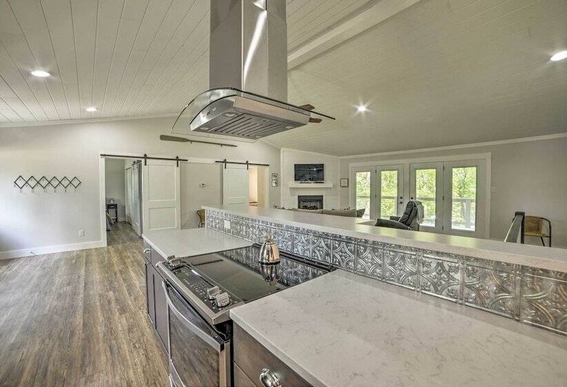 Lake Barkley Waterfront Home W/ Deck & Boat Dock!