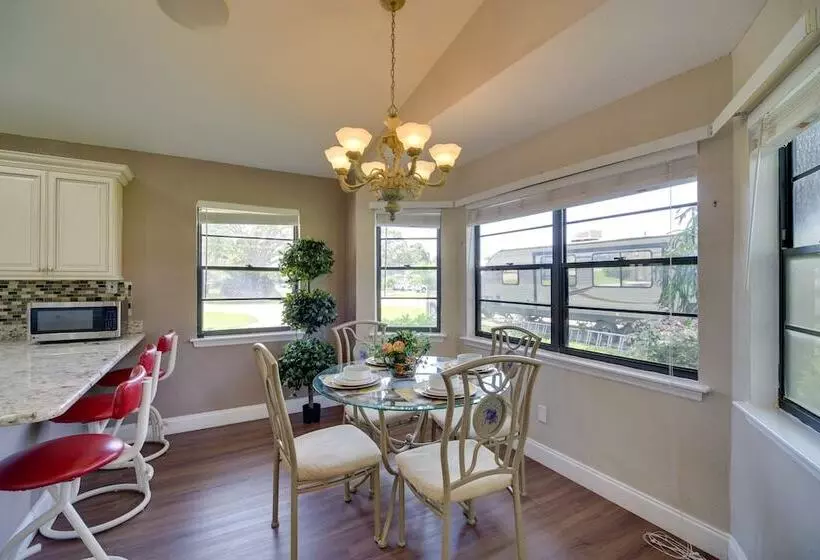 Lakewood Park Retreat On Fairway   4 Mi To Beach!