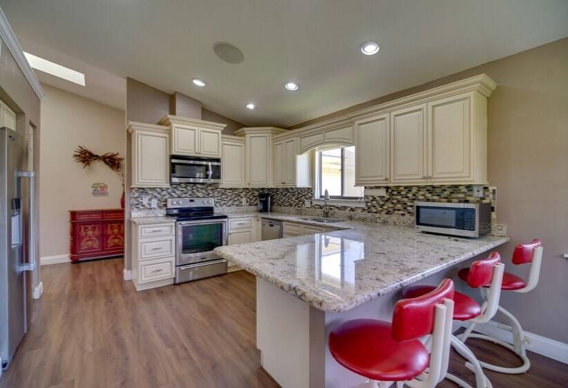 Lakewood Park Retreat On Fairway   4 Mi To Beach!