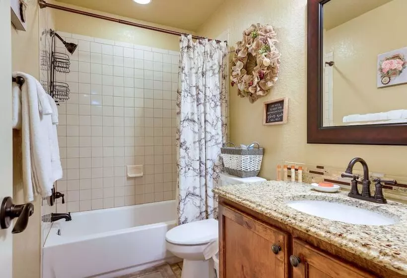 Lodge At Rocky Creek  W/ Private Hot Tub & Yard!