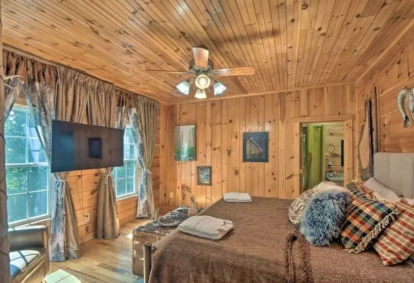 Lovely Lake Hartwell Retreat: Dock, Deck & Grill!