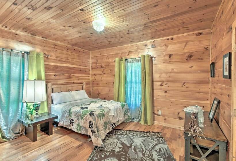 Lovely Lake Hartwell Retreat: Dock, Deck & Grill!