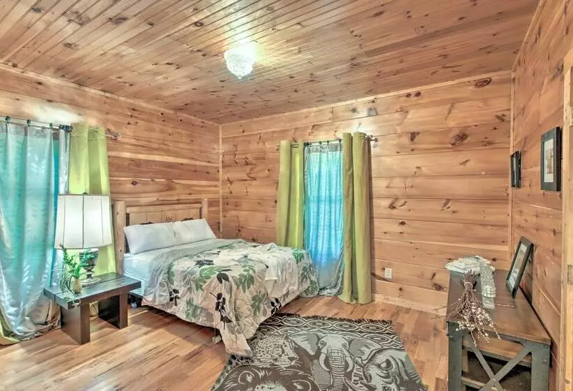 Lovely Lake Hartwell Retreat: Dock, Deck & Grill!