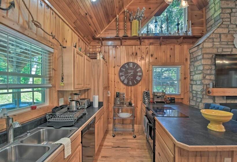 Lovely Lake Hartwell Retreat: Dock, Deck & Grill!