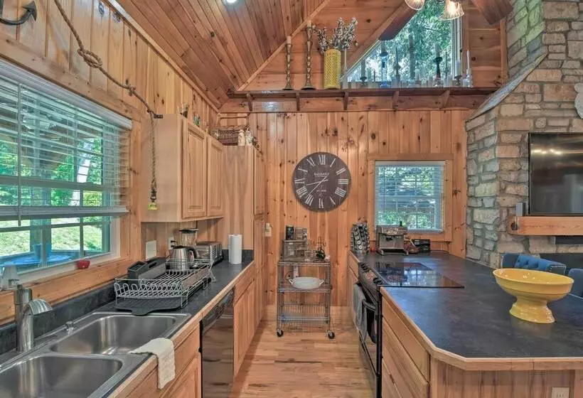 Lovely Lake Hartwell Retreat: Dock, Deck & Grill!