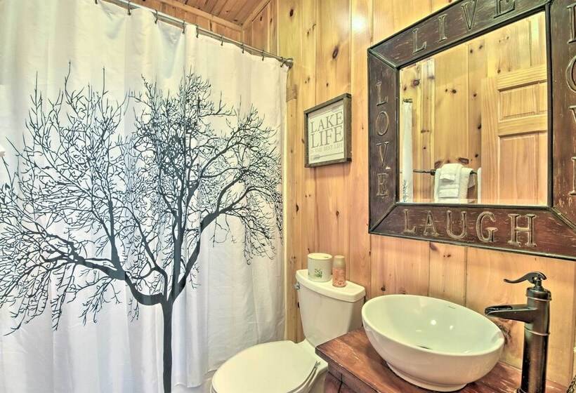 Lovely Lake Hartwell Retreat: Dock, Deck & Grill!