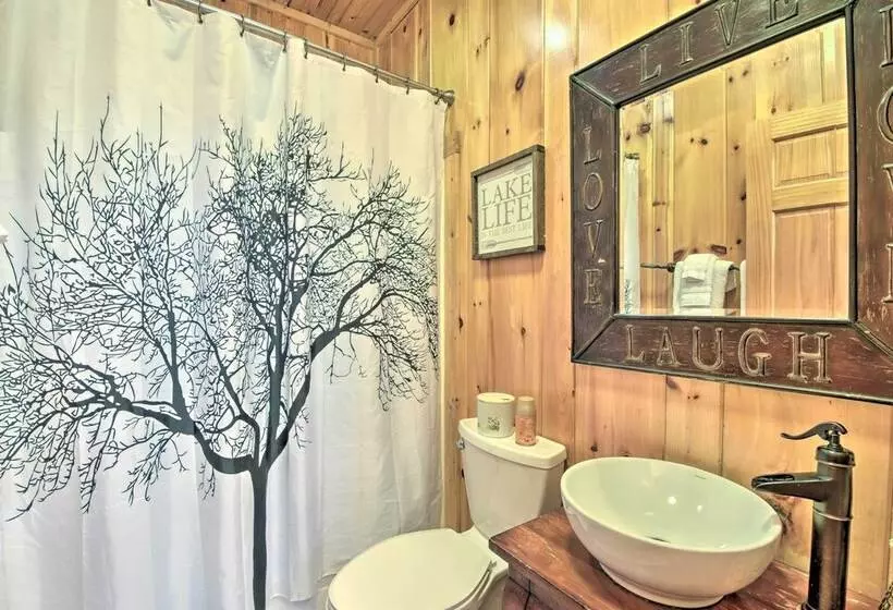 Lovely Lake Hartwell Retreat: Dock, Deck & Grill!