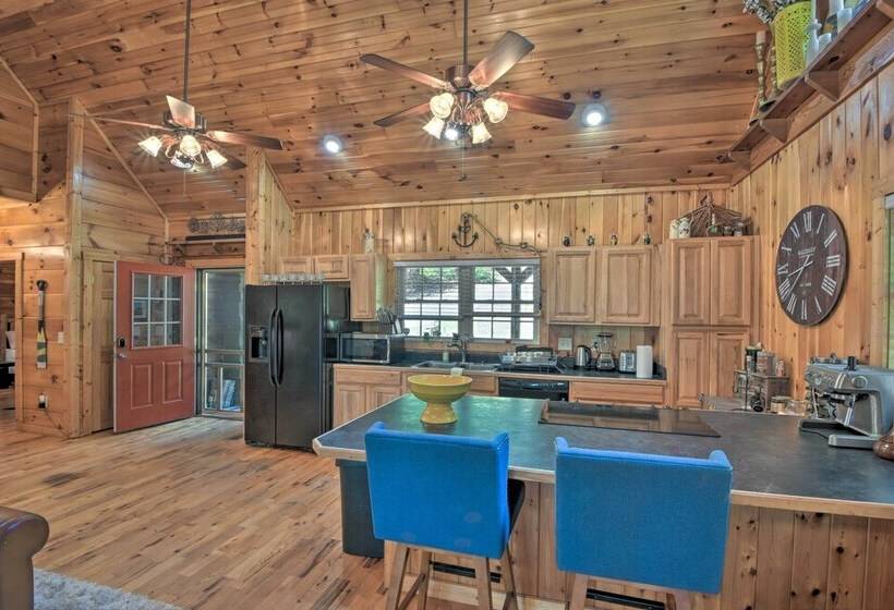 Lovely Lake Hartwell Retreat: Dock, Deck & Grill!