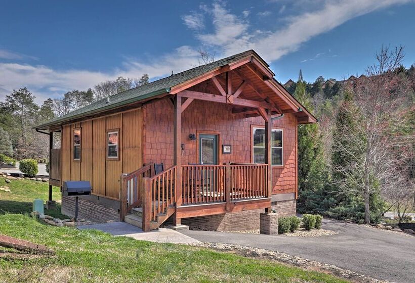 Rustic Pigeon Forge Cabin W/ Hot Tub: Near Town!