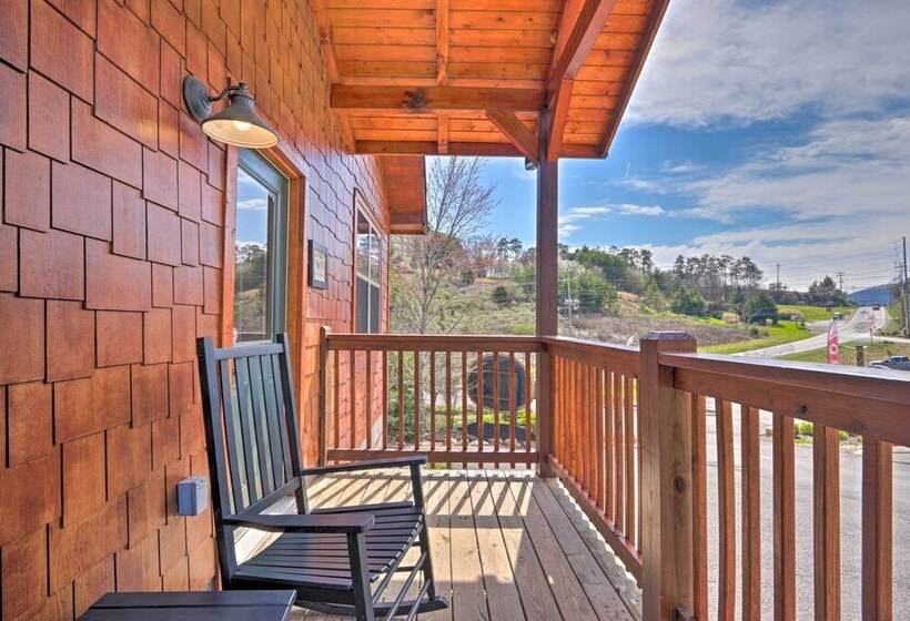 Rustic Pigeon Forge Cabin W/ Hot Tub: Near Town!