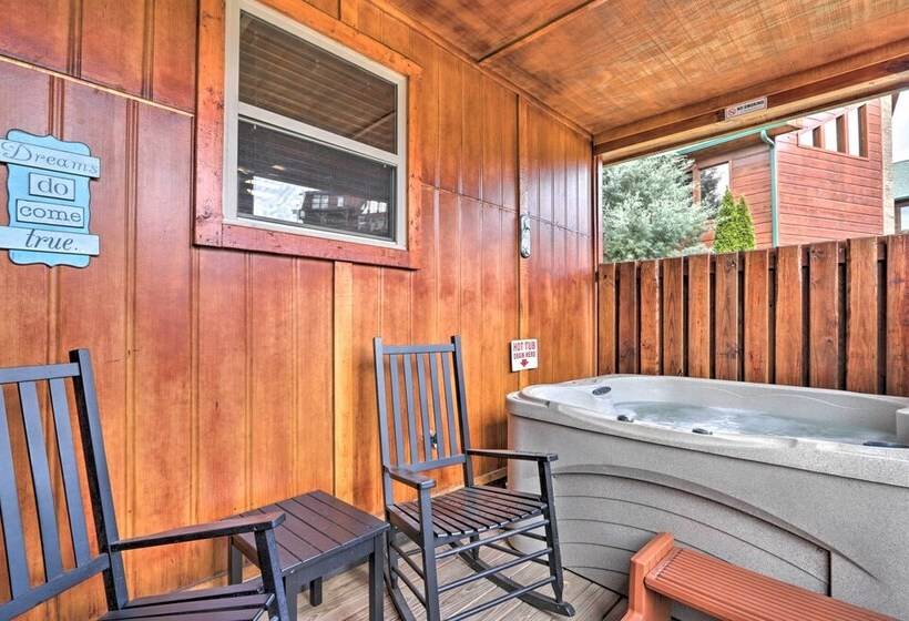 Rustic Pigeon Forge Cabin W/ Hot Tub: Near Town!