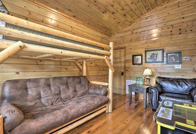 Rustic Pigeon Forge Cabin W/ Hot Tub: Near Town!