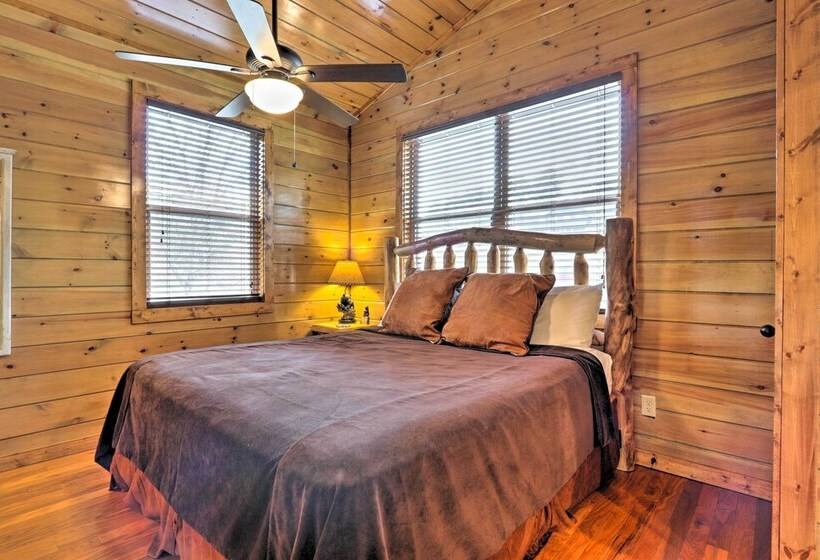 Rustic Pigeon Forge Cabin W/ Hot Tub: Near Town!
