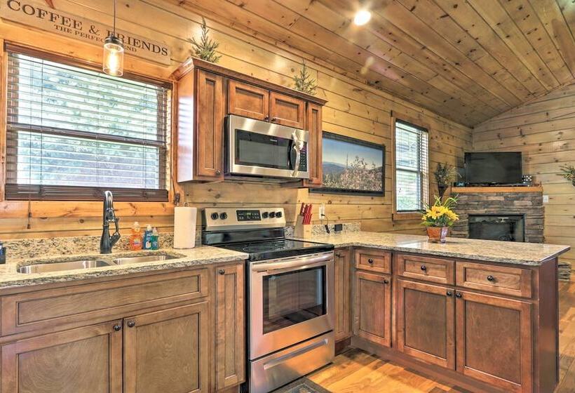 Rustic Pigeon Forge Cabin W/ Hot Tub: Near Town!