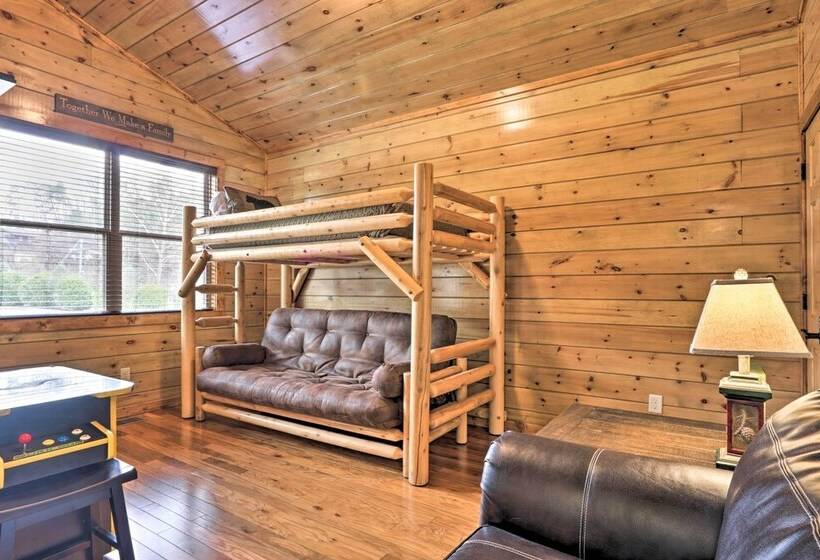 Rustic Pigeon Forge Cabin W/ Hot Tub: Near Town!