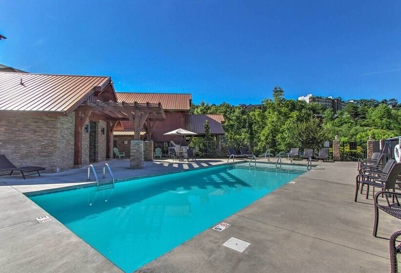 Rustic Pigeon Forge Cabin W/ Hot Tub: Near Town!