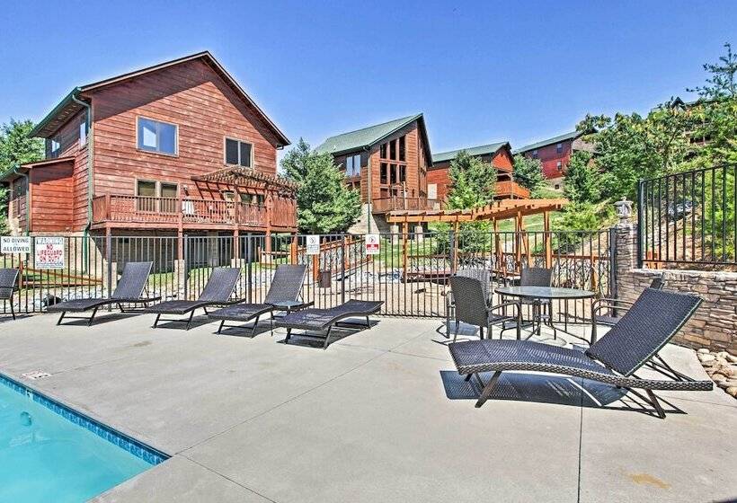 Rustic Pigeon Forge Cabin W/ Hot Tub: Near Town!