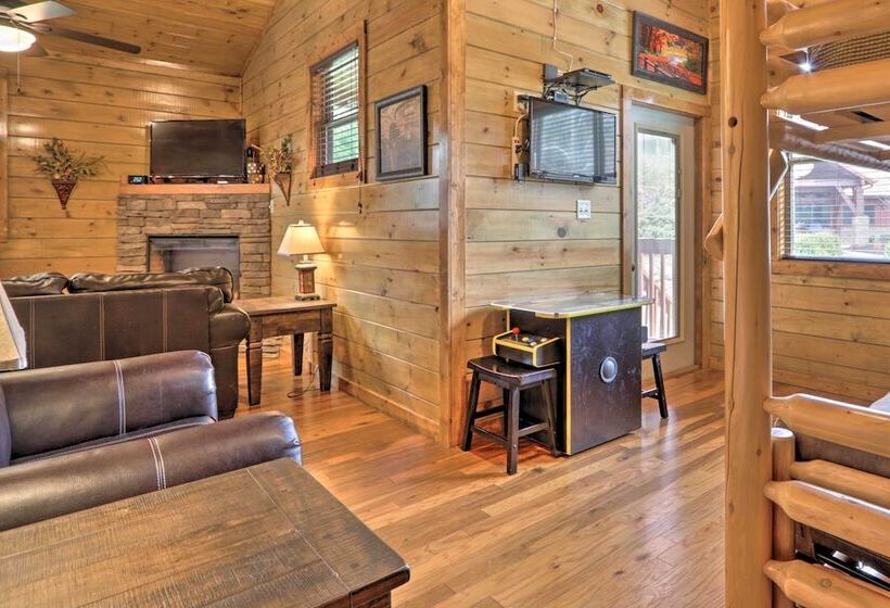 Rustic Pigeon Forge Cabin W/ Hot Tub: Near Town!
