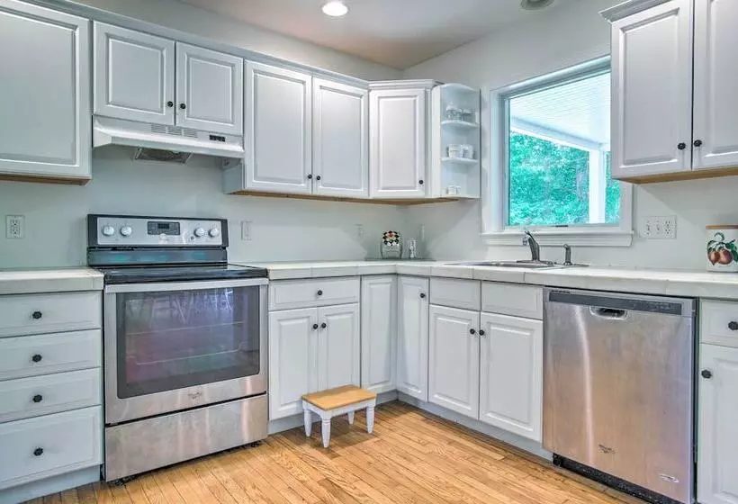 Marion Home W/ Private Deck < 1 Mi From Beach