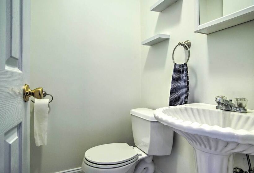 Marion Home W/ Private Deck < 1 Mi From Beach