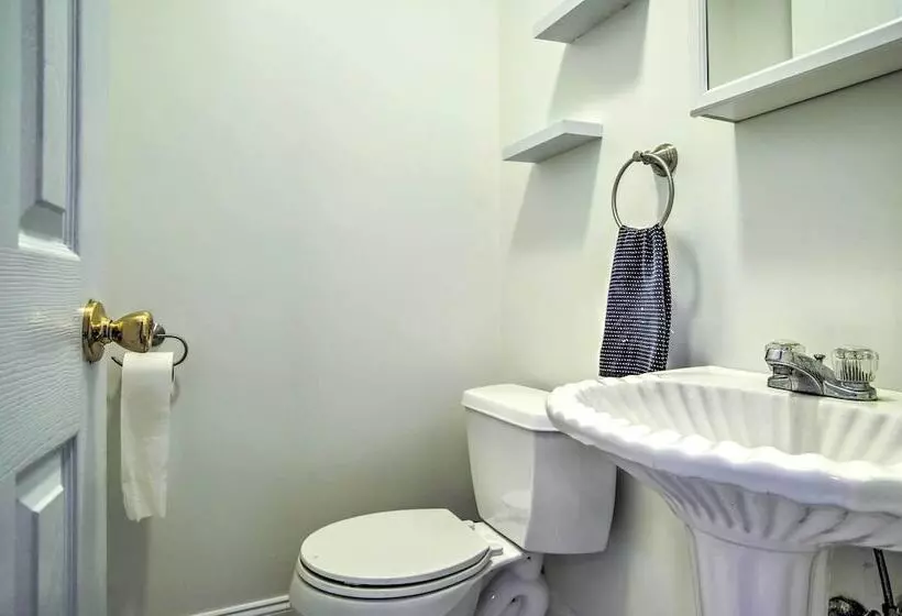 Marion Home W/ Private Deck < 1 Mi From Beach