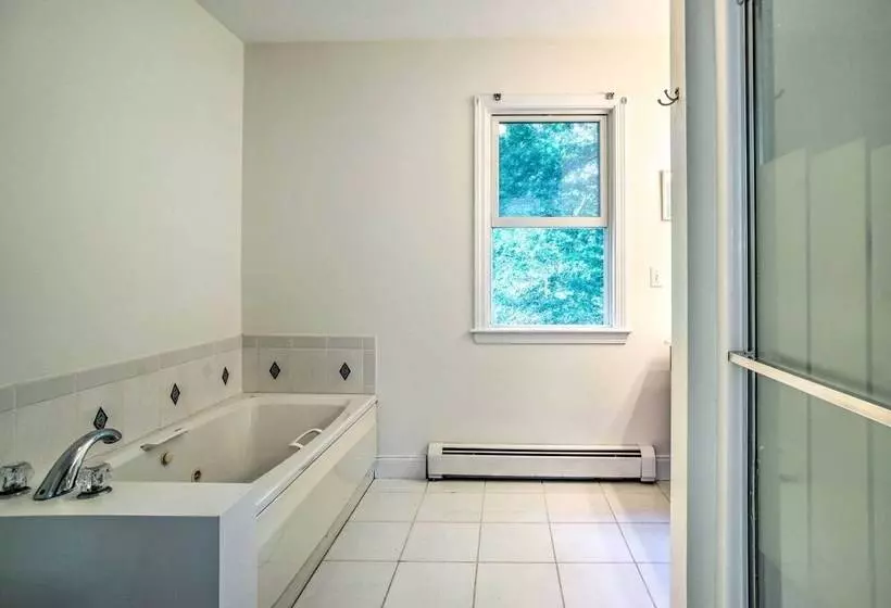 Marion Home W/ Private Deck < 1 Mi From Beach