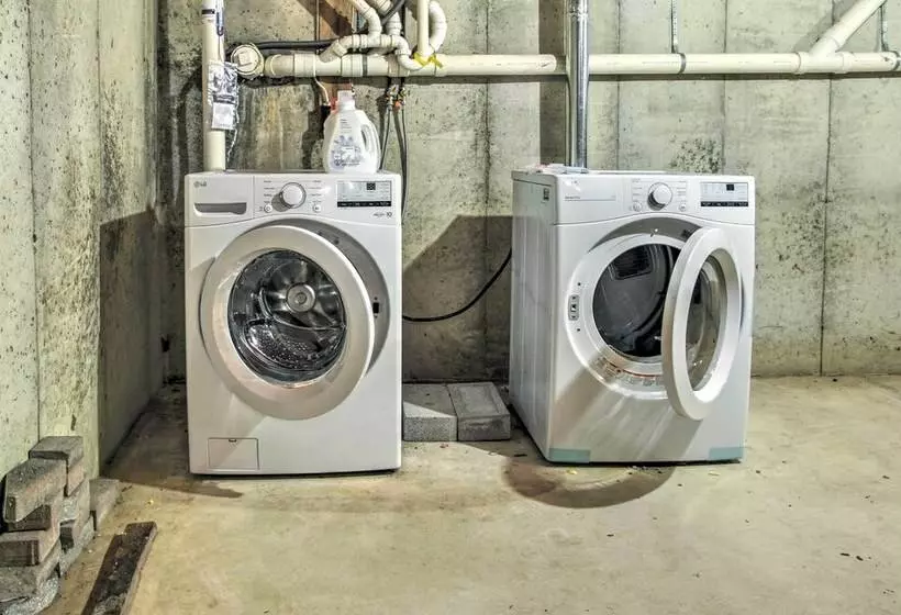 Marion Home W/ Private Deck < 1 Mi From Beach