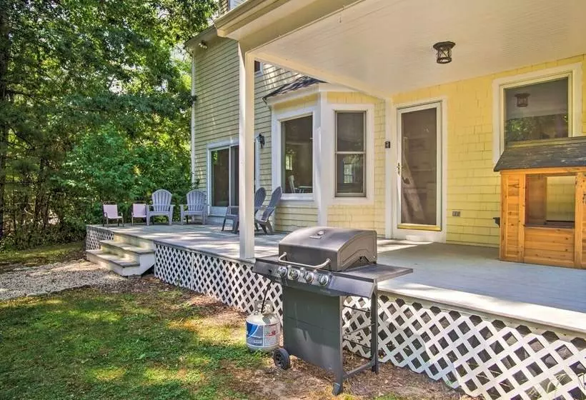 Marion Home W/ Private Deck < 1 Mi From Beach