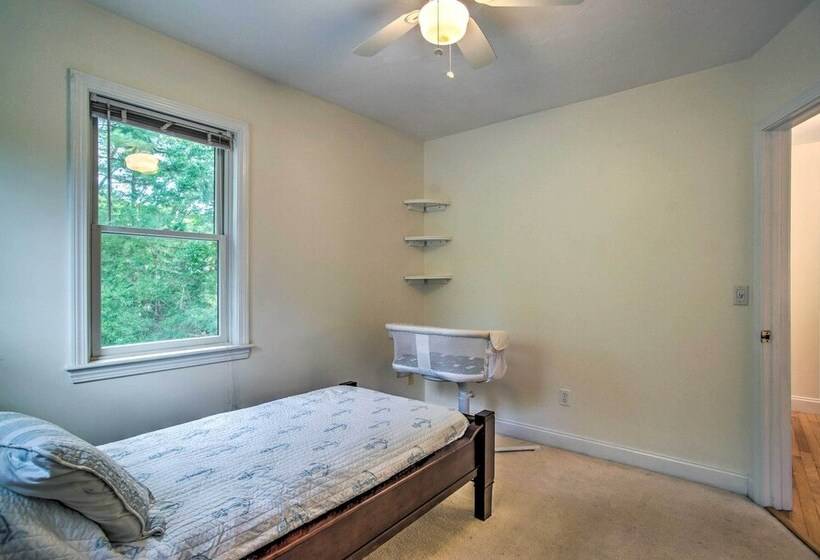 Marion Home W/ Private Deck < 1 Mi From Beach