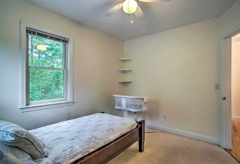 Marion Home W/ Private Deck < 1 Mi From Beach