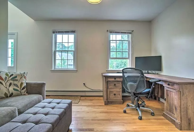 Marion Home W/ Private Deck < 1 Mi From Beach