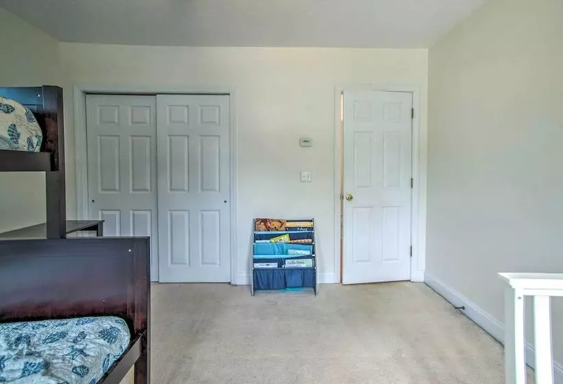 Marion Home W/ Private Deck < 1 Mi From Beach