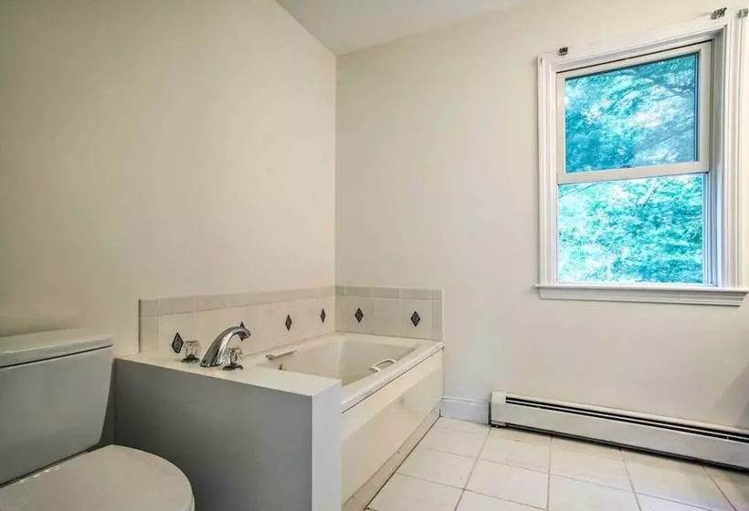 Marion Home W/ Private Deck < 1 Mi From Beach