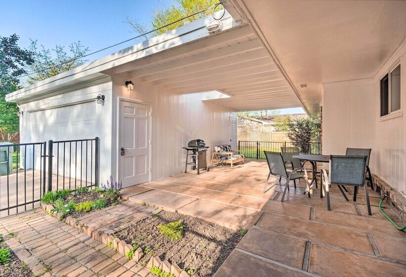 Newly Renovated Little Rock Escape W/ Yard!
