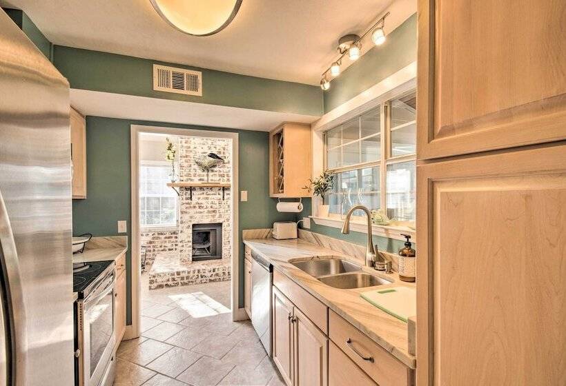 Pet Friendly A Frame Retreat Near Dtwn + Beaches!