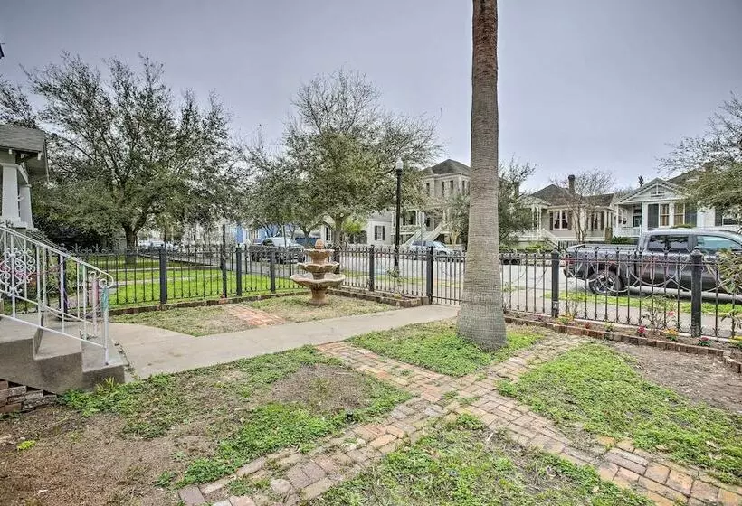 The Art House Home In Galveston Strand District
