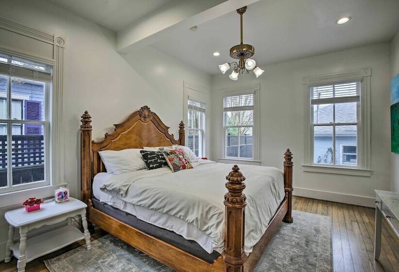 The Art House Home In Galveston Strand District