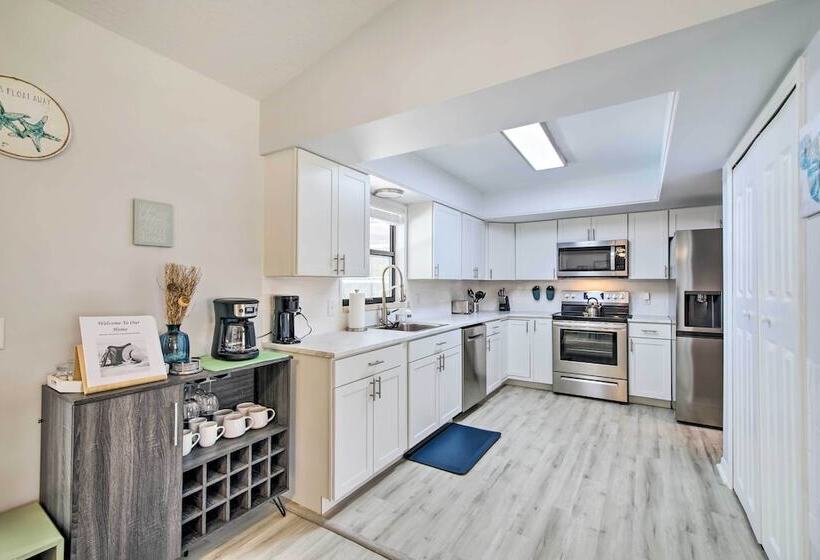 Bright Sebastian Home W/ Pool ~ 7 Mi To Beach!