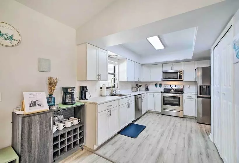 Bright Sebastian Home W/ Pool ~ 7 Mi To Beach!