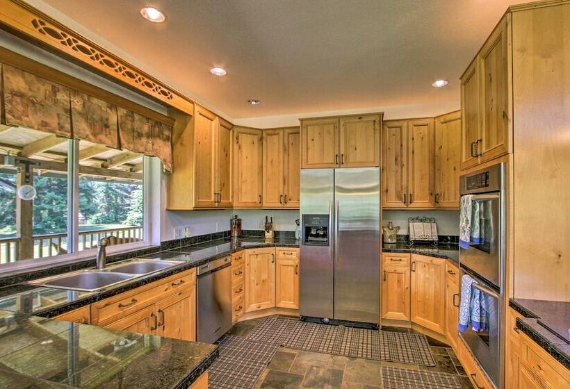 Serene South Bend Family Escape; Dogs Welcome