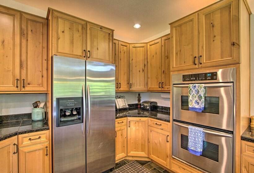 Serene South Bend Family Escape; Dogs Welcome