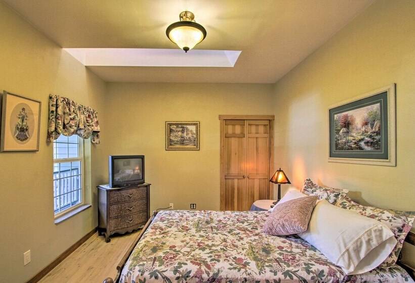 Serene South Bend Family Escape; Dogs Welcome