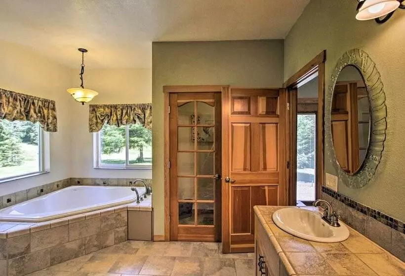 Serene South Bend Family Escape; Dogs Welcome