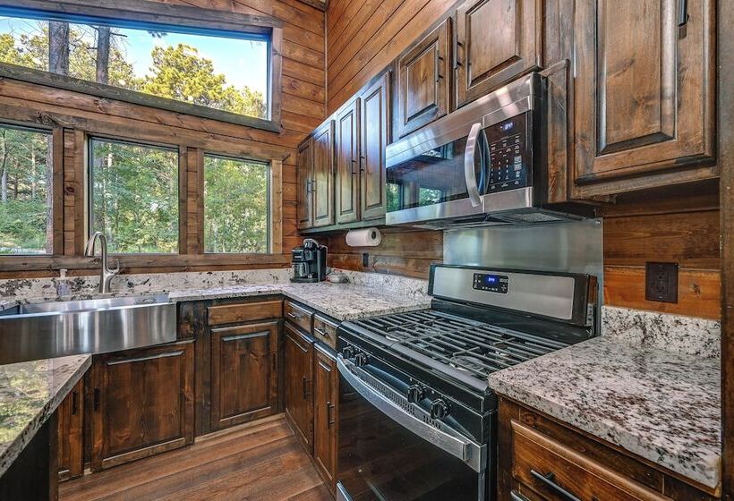Sleek Cabin W/ Hot Tub: 11 Mi To Broken Bow Lake!