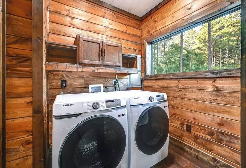 Sleek Cabin W/ Hot Tub: 11 Mi To Broken Bow Lake!