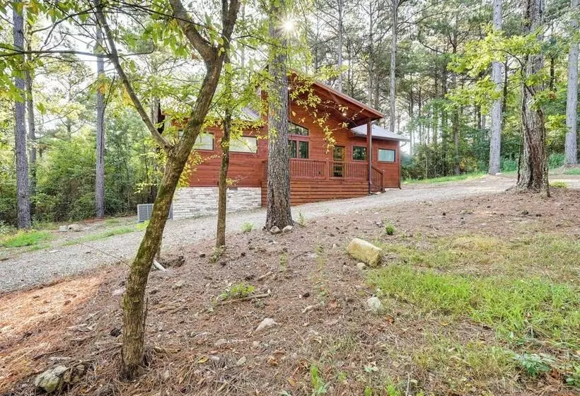 Sleek Cabin W/ Hot Tub: 11 Mi To Broken Bow Lake!
