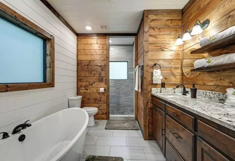 Sleek Cabin W/ Hot Tub: 11 Mi To Broken Bow Lake!