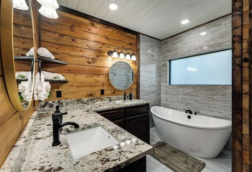 Sleek Cabin W/ Hot Tub: 11 Mi To Broken Bow Lake!