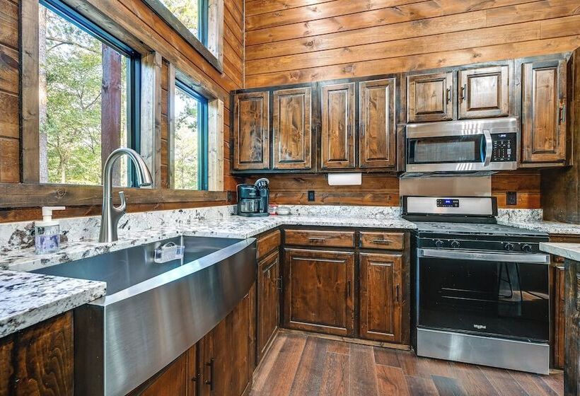 Sleek Cabin W/ Hot Tub: 11 Mi To Broken Bow Lake!